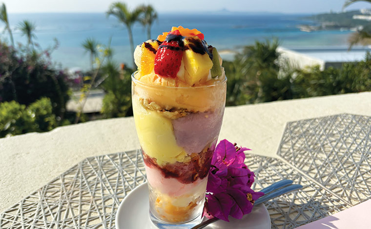 カフェでのみ注文できる「虹色パフェ」（980円）