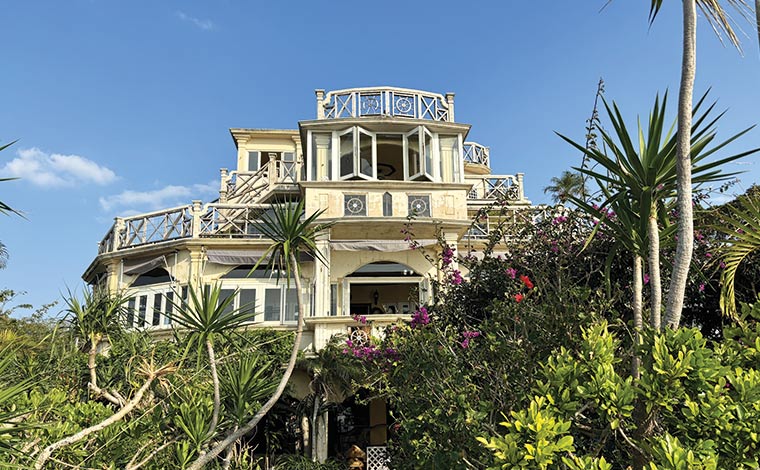 緑豊かな庭の奥には、見事な洋館が。