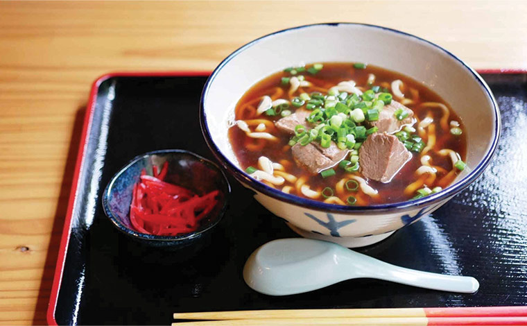 120年前のそばを再現している「唐人そば」（800円）。（写真提供：伊豆味そば）