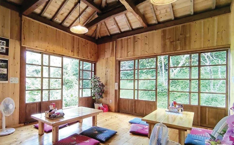 自然光が入る開放的な店内。季節ごとの自然が楽しめます。（写真提供：伊豆味そば）