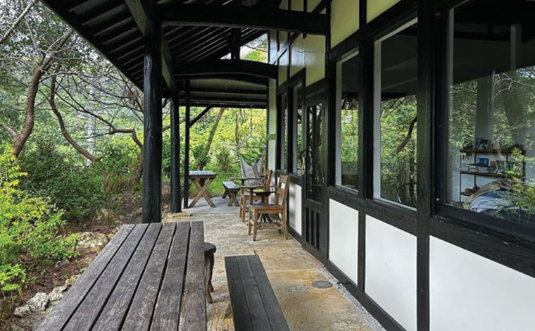 木々を抜けるやさしい風がそよぐテラス。（写真提供：藍風）