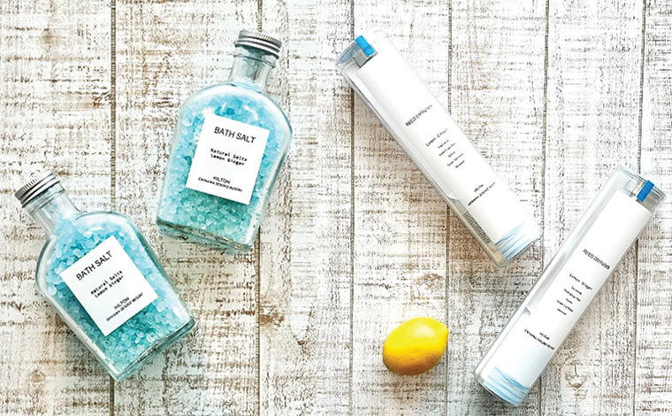 左　バスソルト　2,000円　/　右　リードディフューザー 5,000円　<br />
写真提供：ヒルトン沖縄瀬底リゾート