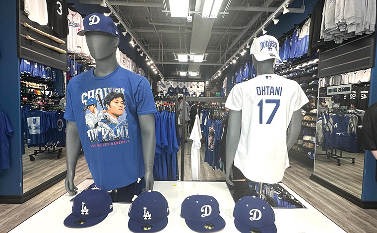 大谷翔平選手のTシャツ32ドル、女性用ユニフォーム（大谷選手の背番号入り）135ドル