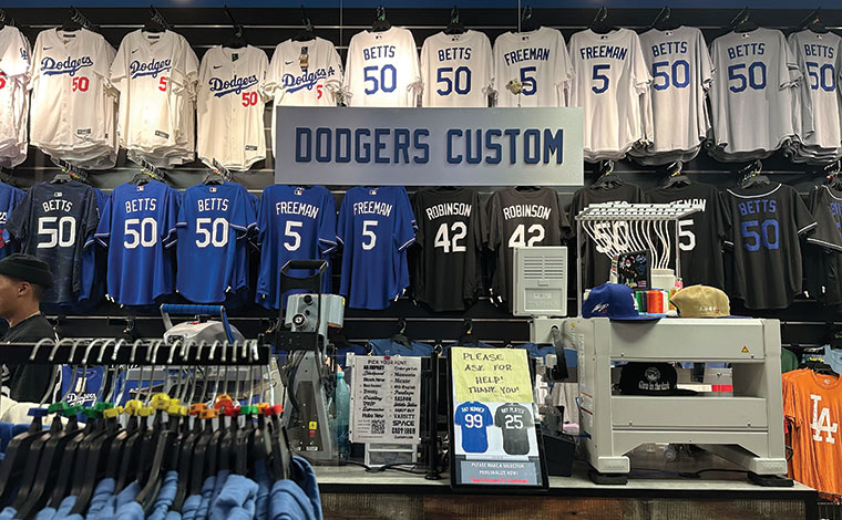 背番号入りの大人用ユニフォーム135ドル、大人用ユニフォームに、背番号をオーダーメイドプリントした場合175ドル