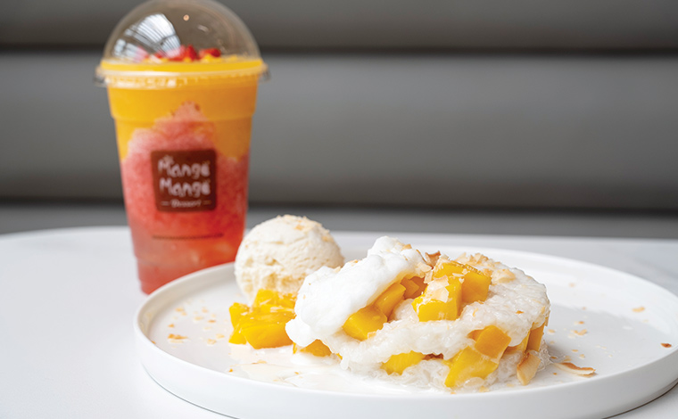 手前/マンゴー・ココナツ・スティッキーライス12.20ドル<br />
奥/マンゴー・ストロベリー・スムージー 7.75ドル