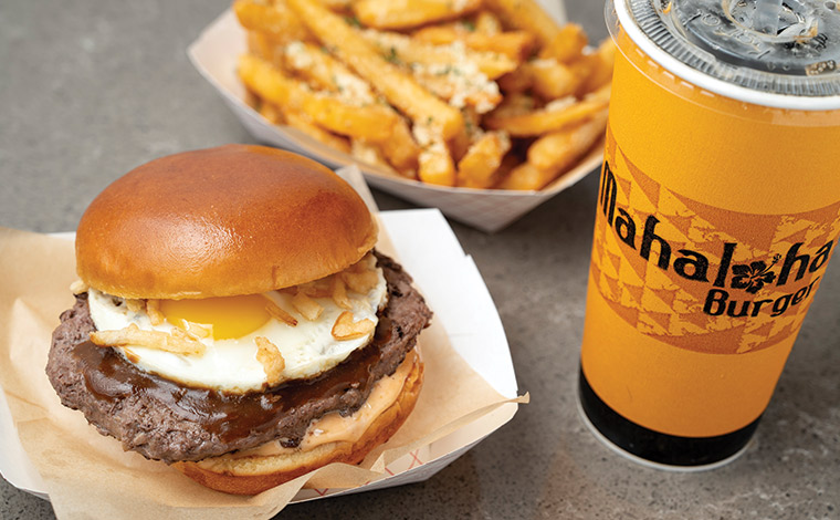 ロコモコバーガー 10.25ドル、ガーリックフライ6.75ドル、レギュラーサイズのドリンク3.25ドル