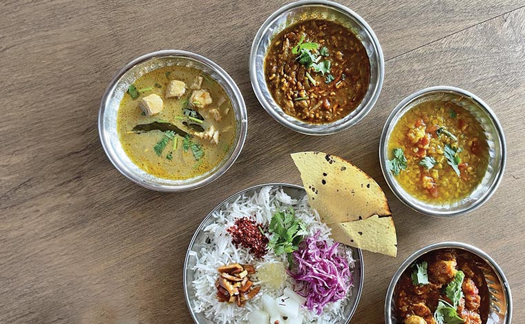 カレー3種がセットになったMEALS。（写真提供：丸祇羅　沖縄）