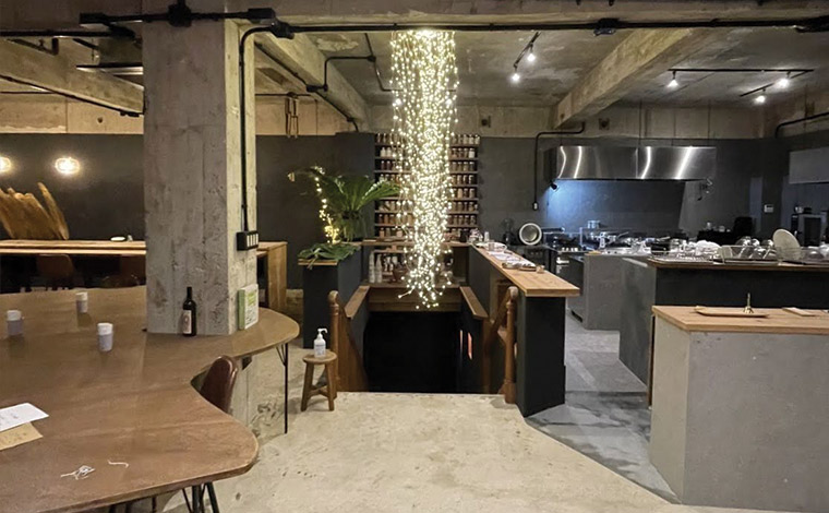 店内のデザインは、内装業を営む店主が手掛けています。（写真提供：丸祇羅　沖縄）