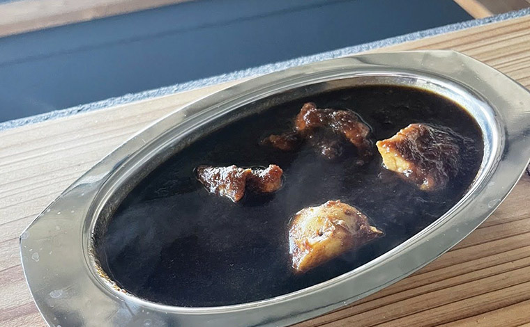 沖縄の風土に合った漢方をオリジナルでブレンドしている薬膳マサラ（写真提供：丸祇羅　沖縄）