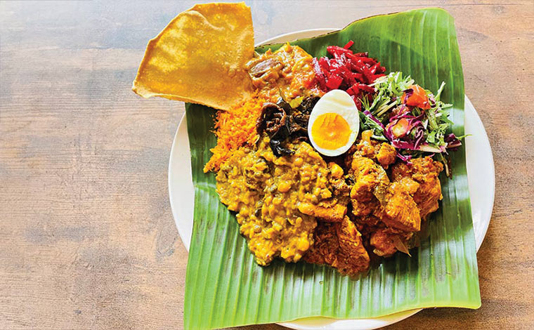 右下のゴロゴロとしたお肉はチキンカレー。このほかに豆のカレー、ビーツカレー、かぼちゃカレーの計4種。（写真提供：Haamine'S）