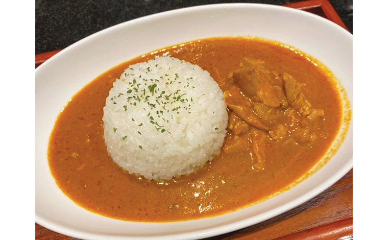 やんばる鶏入りチキンカレー（1,150円）辛口がお好みの方におすすめ。<br />
(写真提供:MRK’T 「CHIM DON DON」)
