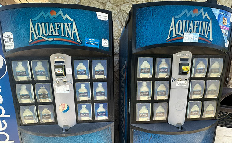 水のペットボトルは1本2ドルで販売