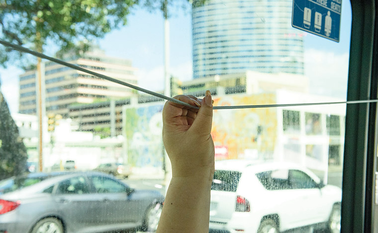 どの場所からもひもを引っ張れるので、ボタンより意外と便利