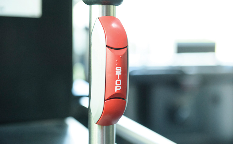 最近は、窓中央部にあるひもを引っ張る以外にボタンもある