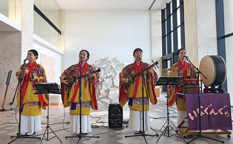 ザ・ビーチリゾート瀬底・ヒルトンクラブのロビーにて開催される沖縄民謡ライブ