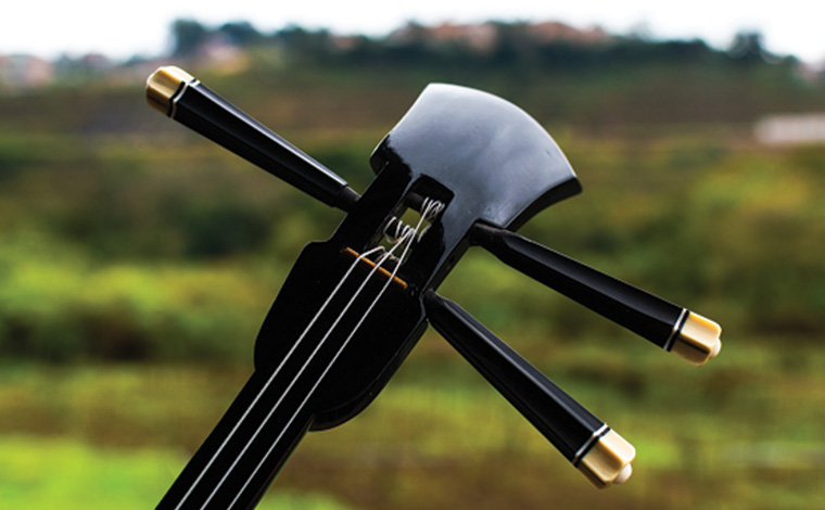 カラクイと呼ばれる、弦の張り具合を調節する糸巻き部分も三線のほうが小さめ。（写真提供：©沖縄観光コンベンションビューロー）