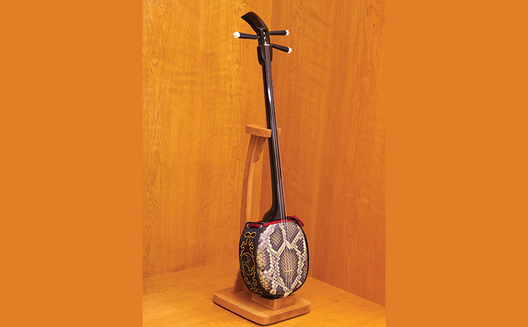 三味線より小さく軽いので立ったままの演奏にも適しています（写真提供：©沖縄観光コンベンションビューロー）