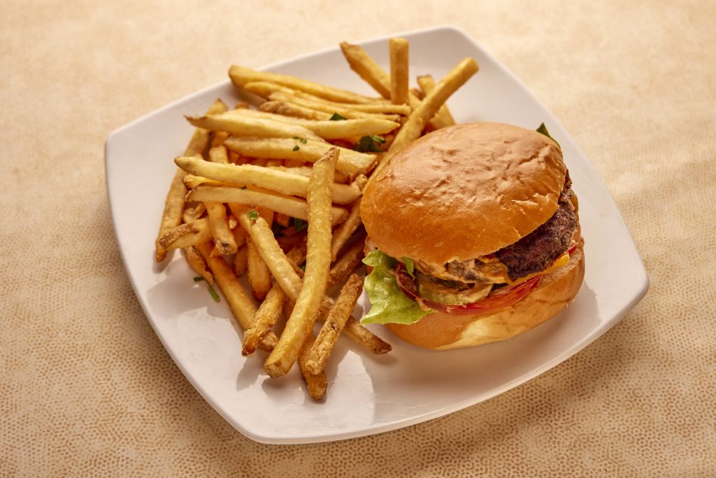 トロピックスバーガー　28ドル<br />
写真提供：ヒルトン・ハワイアン・ビレッジ・ワイキキ・ビーチ・リゾート