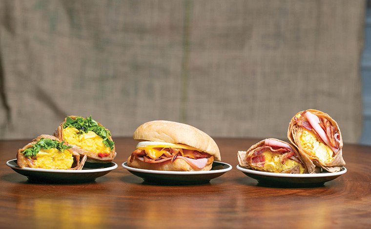 写真提供：カイコーヒーハワイ<br />
Breakfast Wrap(Veggie)13.25ドル、Deluxe breakfast sandwich on Ciabatta12.25ドル, Breakfast Wrap(meat)13.25ドル