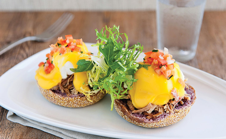 ハワイアンスタイル ベネディクト31ドル<br />
写真提供：ヒルトン・ハワイアン・ビレッジ・ワイキキ・ビーチ・リゾート