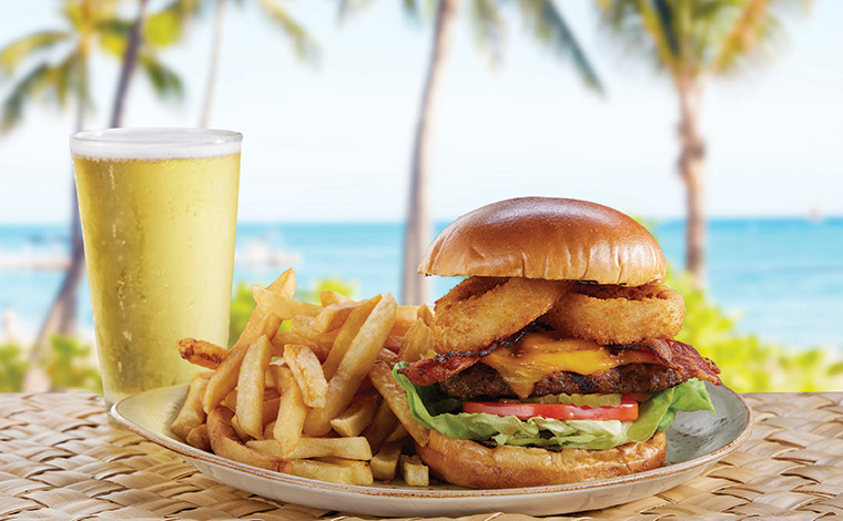 ディナーのみ提供のシグニチャーパニオロバーガー　33ドル<br />
写真提供：ヒルトン・ハワイアン・ビレッジ・ワイキキ・ビーチ・リゾート