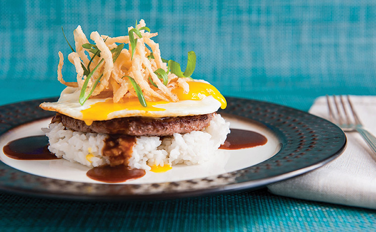 ロコモコ　31ドル　<br />
写真提供：ヒルトン・ハワイアン・ビレッジ・ワイキキ・ビーチ・リゾート