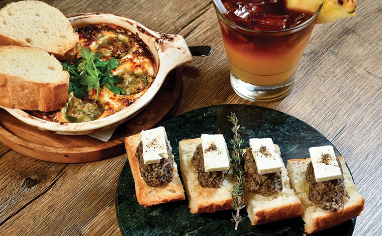 写真提供：ファイヤーグリル<br />
左上）小エビとニンニクのスペイン風アヒージョ　通常11ドル/ハッピーアワー価格10ドル<br />
右）トリュフとマッシュルームのブルスケッタ　通常13ドル/ハッピーアワー価格12ドル<br />
右上）ファイヤーグリル・マイタイ 通常14ドル/ハッピーアワー価格10ドル