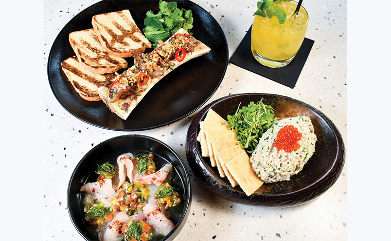 写真提供：オリリ・ワイキキ<br />
左上）ボーンマロウ　通常19ドル/ハッピーアワー価格17ドル<br />
左下）カンパチクルード　通常23ドル/ハッピーアワー価格20ドル<br />
右上）ハッピーアワー限定カクテル　リリコイ・ムル　10ドル<br />
右下）スモークド・フィッシュ・ディップ　通常16ドル/ハッピーアワー価格14ドル<br />
