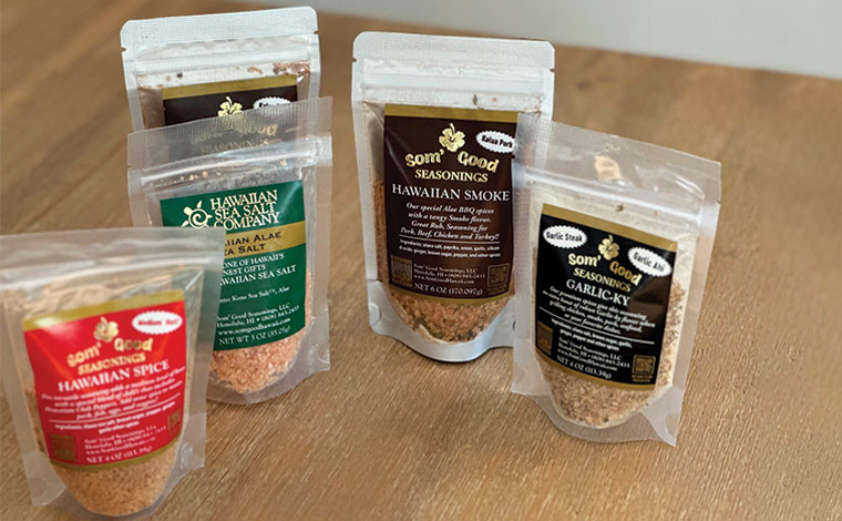 左　 Som' Good Seasonings　Hawaiian Spice<br />
左中 Hawaiian Sea Salt Company　Hawaiian Alae Sea Salt<br />
右中 Som' Good Seasonings　Hawaiian Smoke<br />
右     Som' Good Seasonings　Garlic-ky