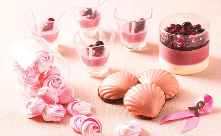 写真提供：ヒルトン沖縄瀬底リゾート　ロビーラウンジ&バー「ハナリ」のスイーツ<br />
『ピンクシェルマドレーヌ』『ピンクメレンゲクッキー』『ピンクベリームースケーキ』