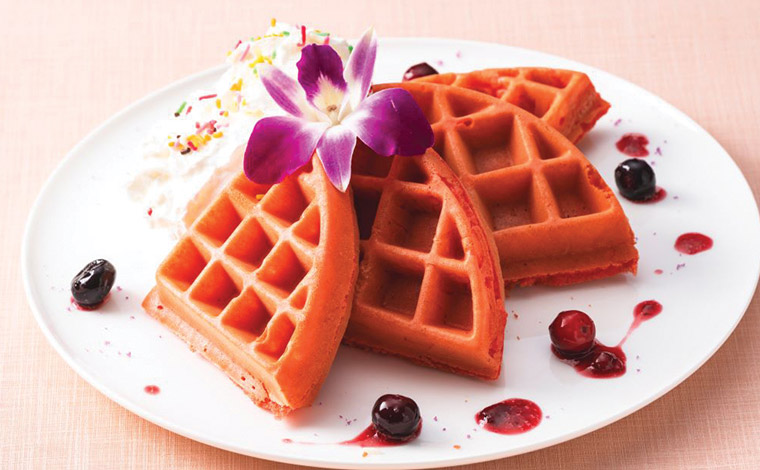 写真提供：ヒルトン沖縄瀬底リゾート　 <br />
オールデイダイニング「アマハジ」の朝食ビュッフェに登場する『ピンクワッフル』