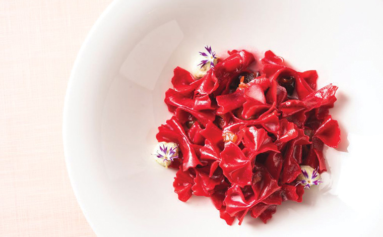 写真提供：ヒルトン沖縄瀬底リゾート<br />
イタリアンレストラン「セマーレ」では、ビーツを練りこんだ<br />
自家製ファルファッレを使用した『ナストロ ローザ ファルファッレ』をご提供<br />
 <br />
