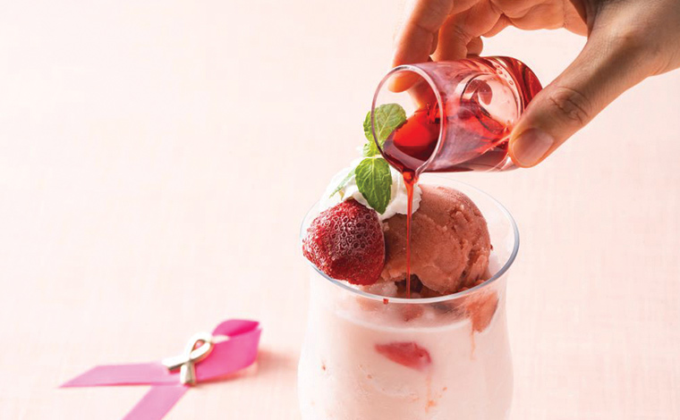 写真提供：ヒルトン沖縄瀬底リゾート<br />
ピニャ・コラーダに苺の味わいを加えたカクテル『ピンクブレス』