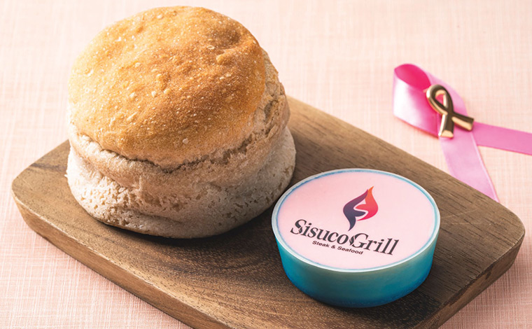 写真提供：ヒルトン沖縄瀬底リゾート　<br />
ステーキ＆シーフード「シスクグリル」の大人気スモークバターがピンク色になった『ピンクスモークバター』