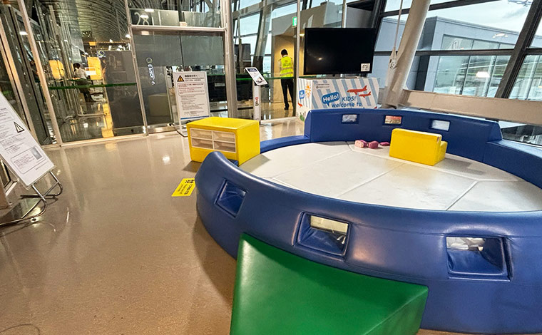 出国エリア、28番ゲート付近のキッズコーナー。0歳〜6歳のお子様向け　<br />
写真提供：関西エアポート