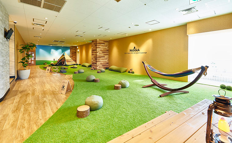 ヨギボークッションの上で寝転んだり、テントの中で絵本を読んだりと親子でゆっくり過ごせます　<br />
写真提供：株式会社aprecio