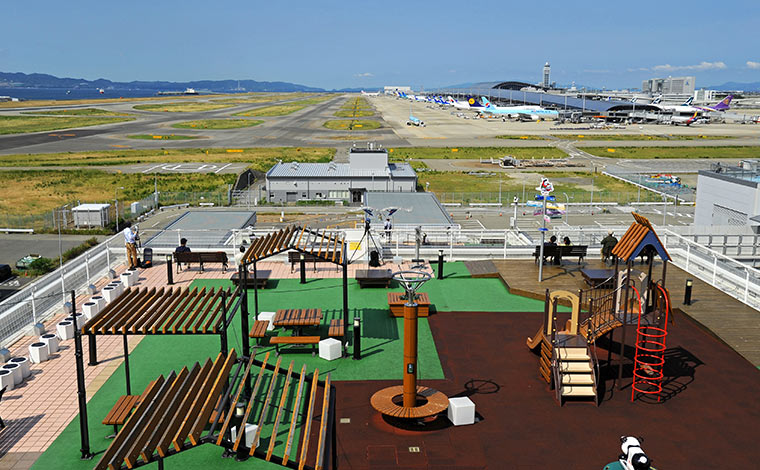 スカイデッキには遊具が設置された「プレイエリア」とピクニック気分を味わえる「レストエリア」があります　<br />
写真提供：関西エアポート