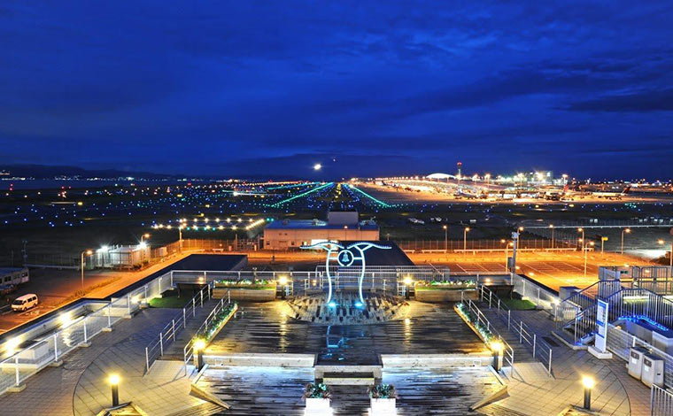 日常生活では見られないエアポートイルミネーションを見るのもおすすめ　<br />
写真提供：関西エアポート