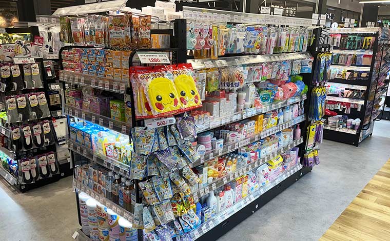 ミルク・ベビーフードやおむつのほか、お菓子やバスボール・ヘアキャップ、ネックピローなどお子様連れ旅行に役立つ商品が揃います　　<br />
写真提供：マツキヨココカラ＆カンパニー