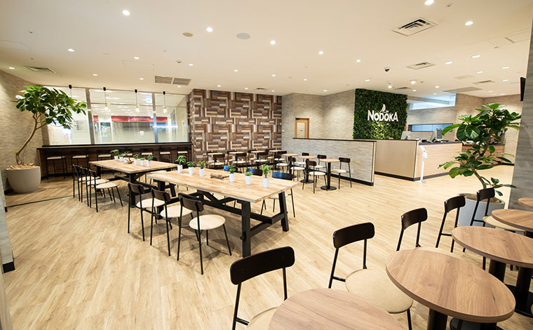 「カフェラウンジNODOKA」のカフェエリア　<br />
写真提供：株式会社aprecio