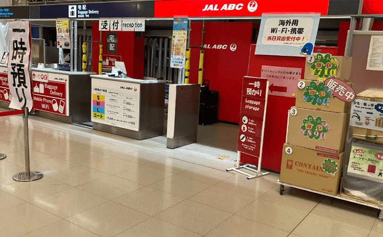 4階出発ロビーにある「JALエービーシー」のカウンター　<br />
写真提供：JALエービーシー