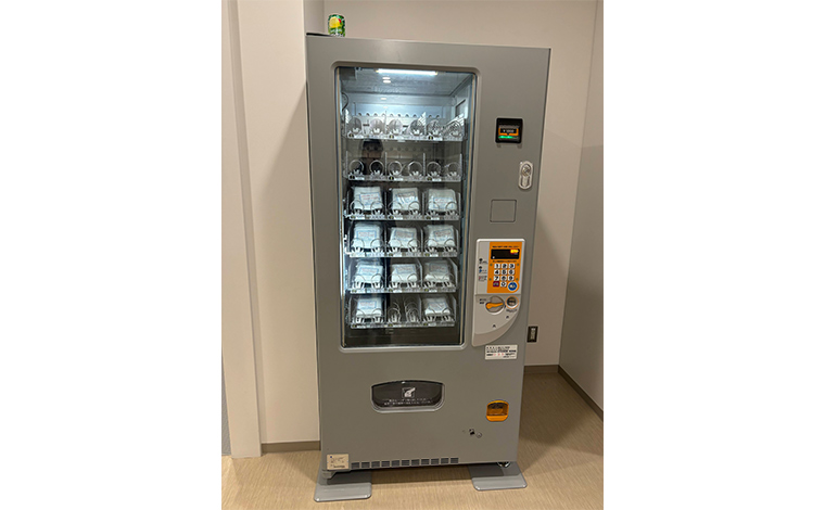 タオルは自動販売機で購入もできます。<br />
写真提供：関西エアポート