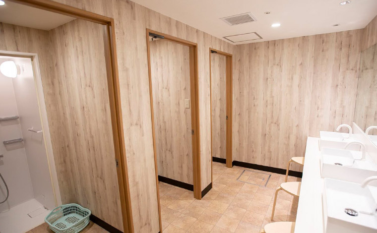 シャンプーをはじめとするアメニティグッズを備えた「カフェラウンジNODOKA」のシャワールーム　<br />
写真提供：株式会社aprecio