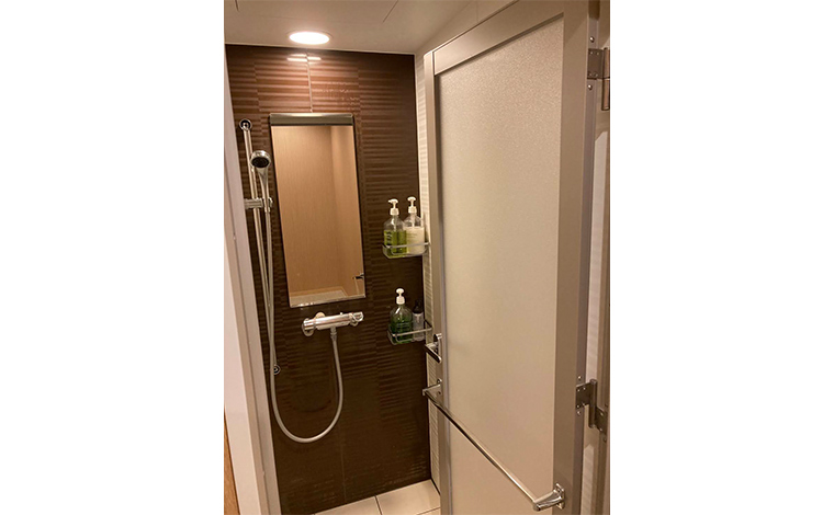 「ファーストキャビン関西空港」の個別シャワー室には鍵付きの個室脱衣所も併設　<br />
写真提供：光明興業株式会社