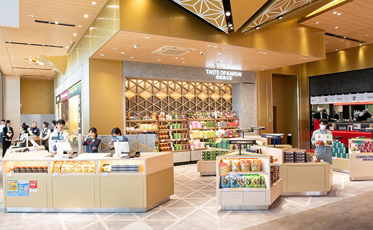 Moodエリアには菓子・食品を扱うお店やドラッグストアもあるので、機内で必要な品の購入も可能　<br />
写真提供：関西エアポート