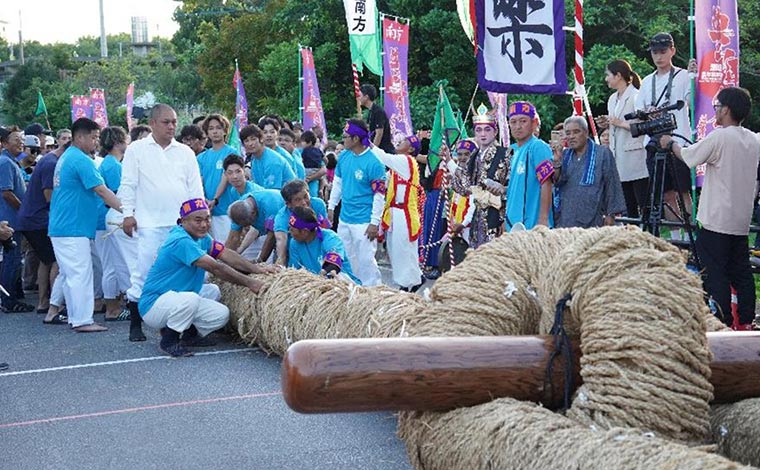地域によっては数年ごとに行われる大綱引き<br />
写真提供：本部町
