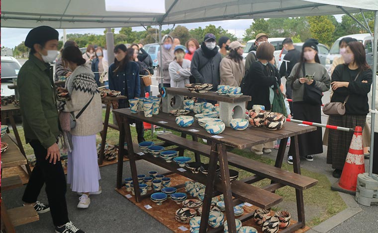 やちむんはすべて作家による手作り。一期一会の作品です<br />
写真提供：読谷やちむん市実行委員会