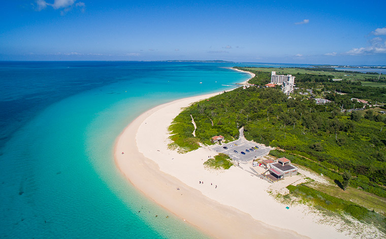 2025年は4月第1日曜日に海開きイベントが予定されている宮古島の与那覇前浜（よなはまえはま）ビーチ　<br />
写真提供：宮古島観光協会