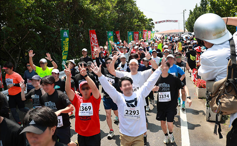 家族やグループでの参加、リピーター参加が多い伊江島一周マラソン大会　<br />
写真提供：伊江村役場