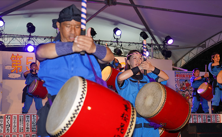 本部町海洋まつりではエイサーが披露されることも<br />
写真提供：本部町